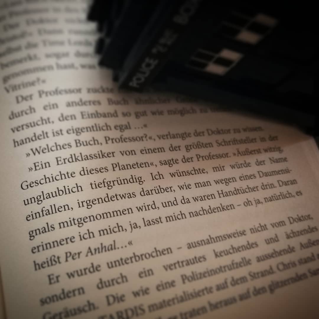 Wenn Douglas Adams eine #drwho Geschichte schreibt, darf eine Referenz auf den Anhalter nicht fehlen #douglasadams #tardis #shada #peranhalterdurchdie