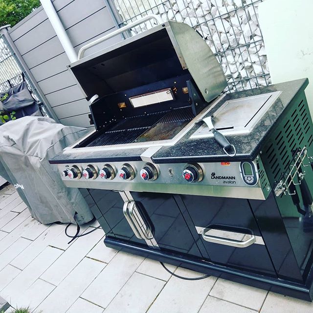 Heute wurde ich sehr lecker bekocht. Super lecker #hamburger vom #landmanngrill daneben steht der dezente #smoker von #landmann #bbq #selfmade #grillen #griller #beef #grilledbeef