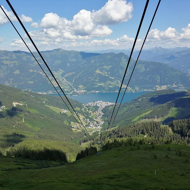 #schmittenbahn mit dem Blick auf @zellamseekaprun  @schmitten_official #austria #austrianinstagram #hashtags #Österreich #travelphotography #travelblogger #austrianblogger #earthescope