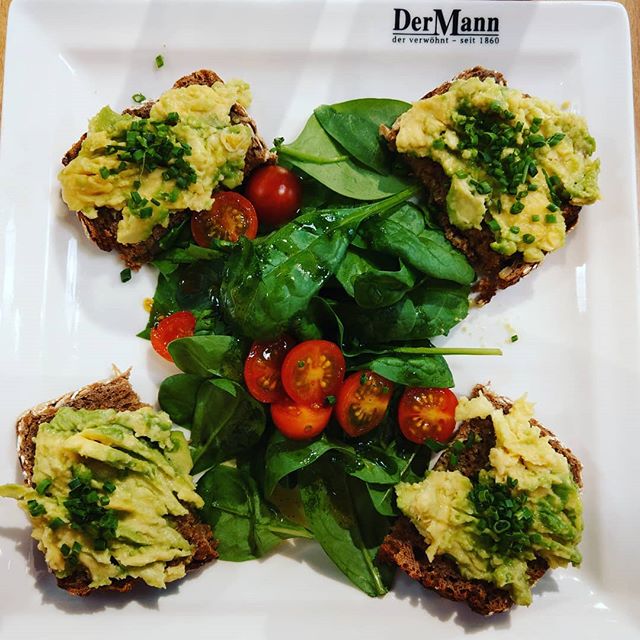 Heute #frühstück bei der Mann in @humaeleven gegönnt. Lecker #avocado brot #breakfast #austria #foodblogger #food #austrianinstagram #viennafood #vienna