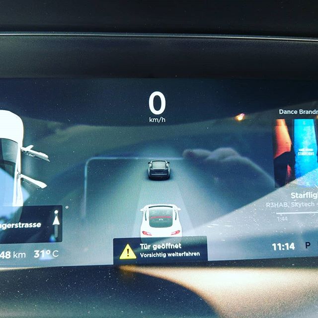 Achtung der Beifahrer hat das Raumschiff verlassen #tesla #teslamodels #iloveit #ecar #teslamotors