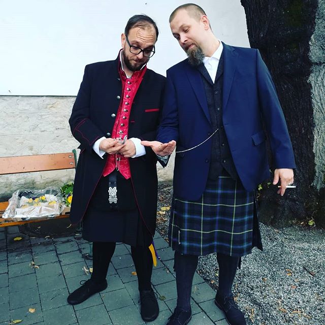 What time is it sir? #rettl #rettl1868 #wedding #groom #groomsman @rettl1868 #kilt #kiltwedding