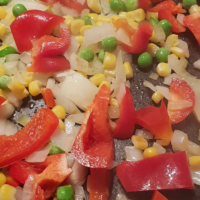 Selfmade #fishcurry in einer Kinderschüssel ? und das Staffel finale von @elitenetflix auf @netflixde #cooking #instafood #austria #austrianinstagram #fisch #gemüse #foodblogger