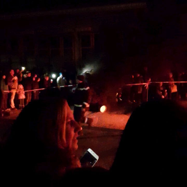 Kaum zu glauben, aber gestern habe ich zum ersten Mal live #perchten gesehen. Eine sehr „heiße“ Show der @nigri_diaboli bei der @feuerwehr_schwechat welche  wirklich sehr sehenswert ist! Selbst die Kids waren begeistert und reden den ganzen Tag schon davon wie cool es nicht war :) #perchten #perchtenZeit #austria #austrianinstagram #schwechat