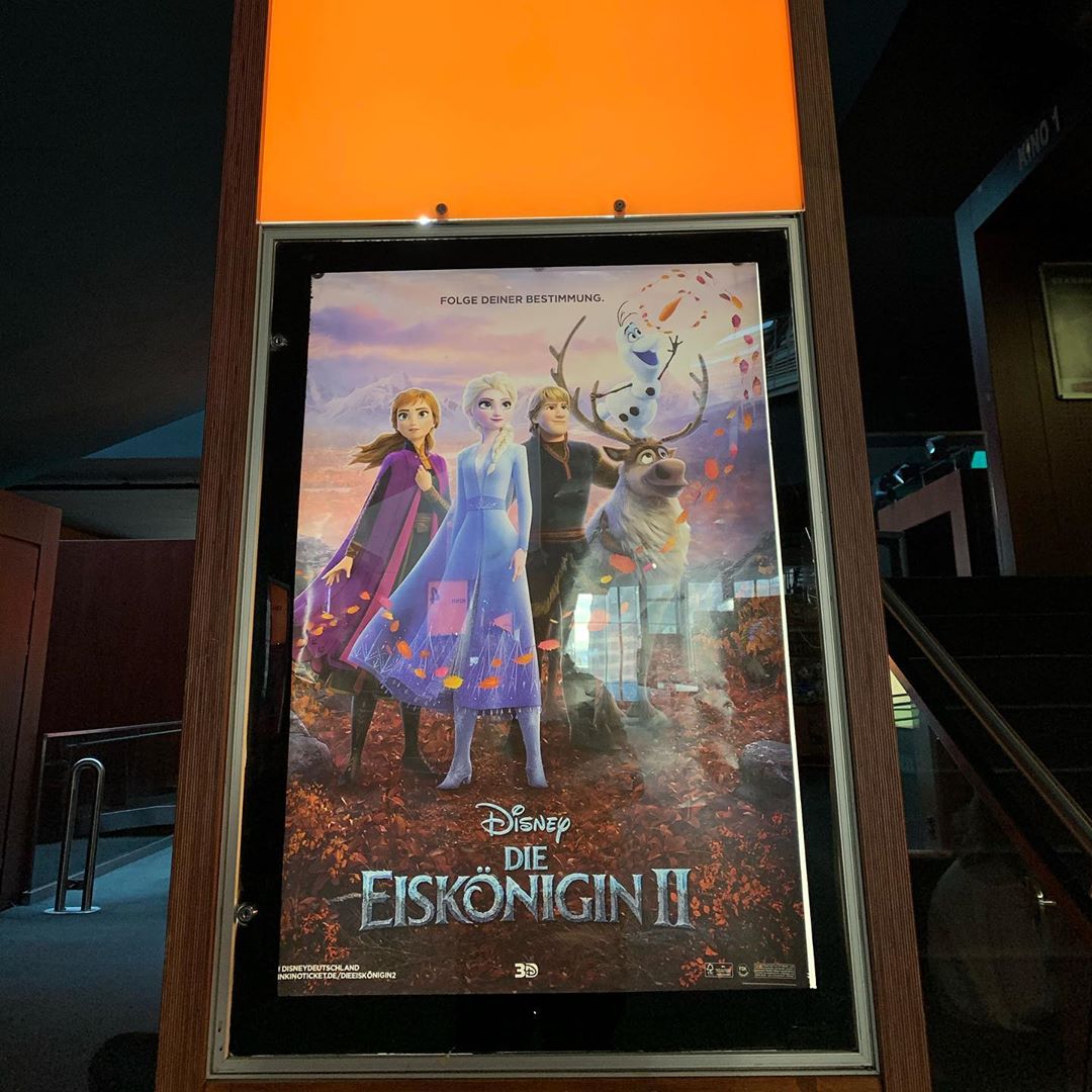 Eine weitere Familien Tradition zu Weihnachten ist für uns der Kinobesuch am 24. diese Jahr war es @disneyfrozen 2 .. guter Film, kommt imho aber nicht an den ersten Teil ran. Nun biegen wir noch ein paar Stunden runter bis die ersten 🎁 geöffnet werden #weihnachten #kino #disneyfrozen #tradition #family