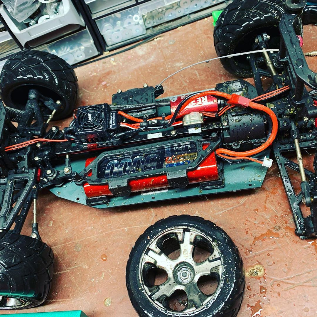 Immer was zu tun 🤪 die Jungs waren gerade mal ein paar Minuten draußen. #rccars #rccarhobby