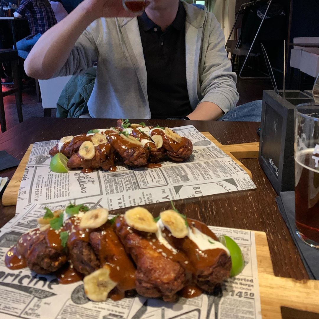 Awesome #wings #burger und #cheesecake @addictedtorock_barburger 💪🏼 🍔🍗 immer wieder gut und das Rote Ottakringer von der @ottakringerbrauerei ist immer wieder fantastisch