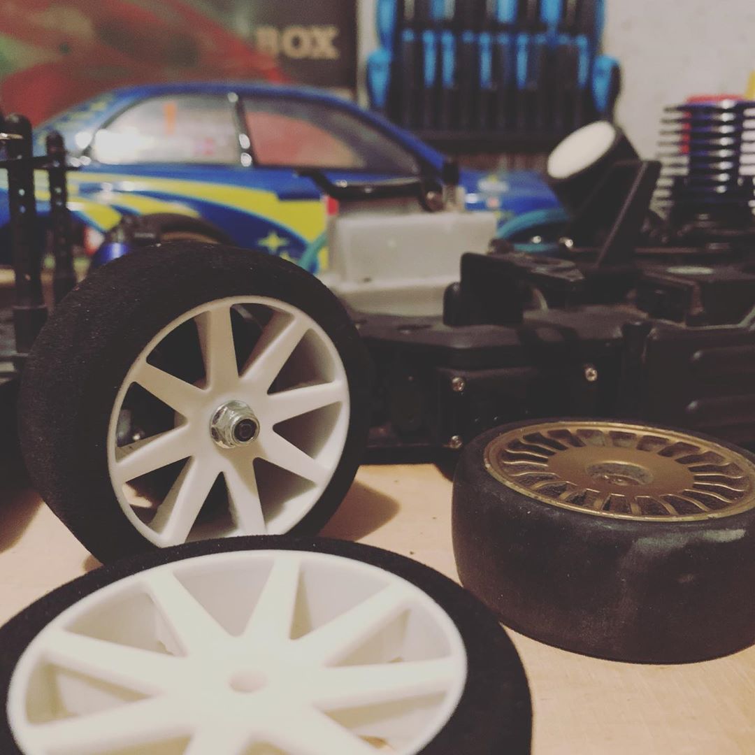Endlich den fehlen Teil im #nitrorc verbaut. Jetzt noch die Reifen wechseln und schon kann’s auf die Piste gehen #kyosho