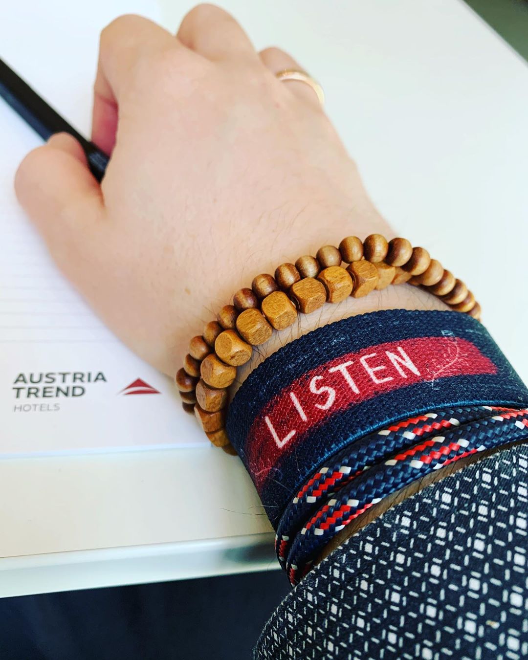 Heute mal wieder Schulung.. Lernen ist wie Rudern gegen den Strom. Sobald man aufhört, treibt man zurück.“ (Benjamin Britten) .. für mich gilt auch wieder das Moto „LISTEN“. Denn ohne zuhören 👂 kann man nichts verstehen. #business #motivation #upa #sales