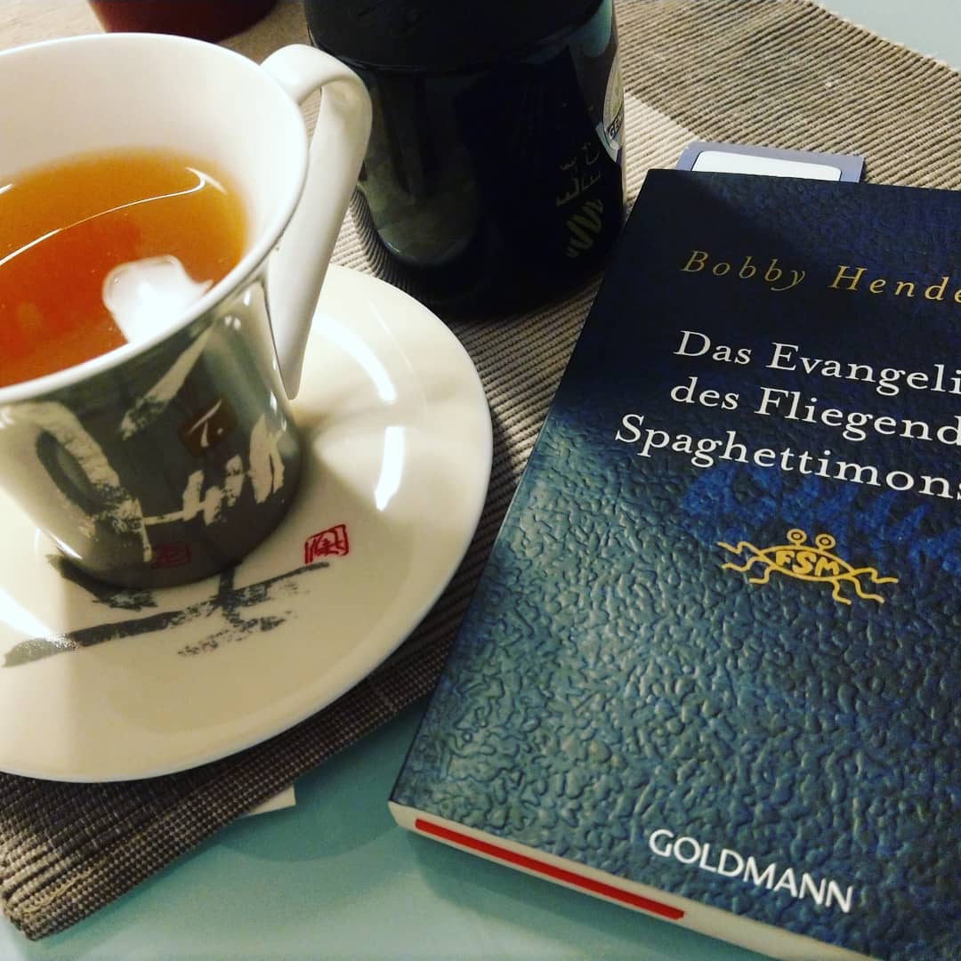 Erster Arbeitstag nach einer Woche Krankenstand. Zurück zum gewohnten Ablauf #teateam #breakfast #readingbooks #reading #flyingspaghettimonster #flie