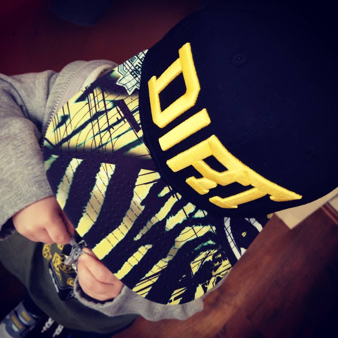 Ohne @mastersofdirt Cap verlässt der Junior zur Zeit nicht das Haus. Bei den Temperaturen trägt der Mann von Welt unter der Cap eine Mütze ? #maste