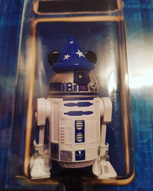 My new Custom #starwars #r2d2 ?♥️ big thx my Little brother for this #disneylandparis gift