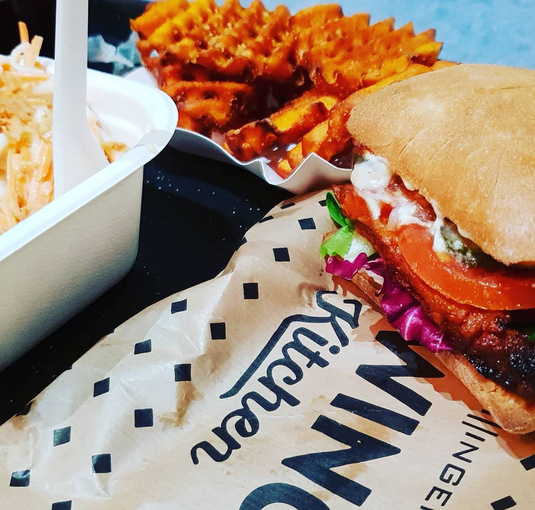 Mahlzeit! Heute mal #veggie #veggiefood #veggieburger #sweetpotatofries #bbq #soya