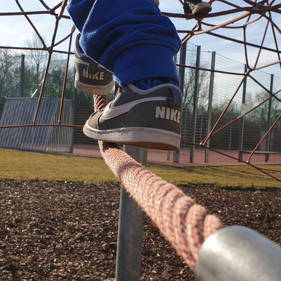 Kletteraction am #spielplatz immer ein Highlight bei den #kids #nike #klettergerüst #schwechat #kinder #spaß