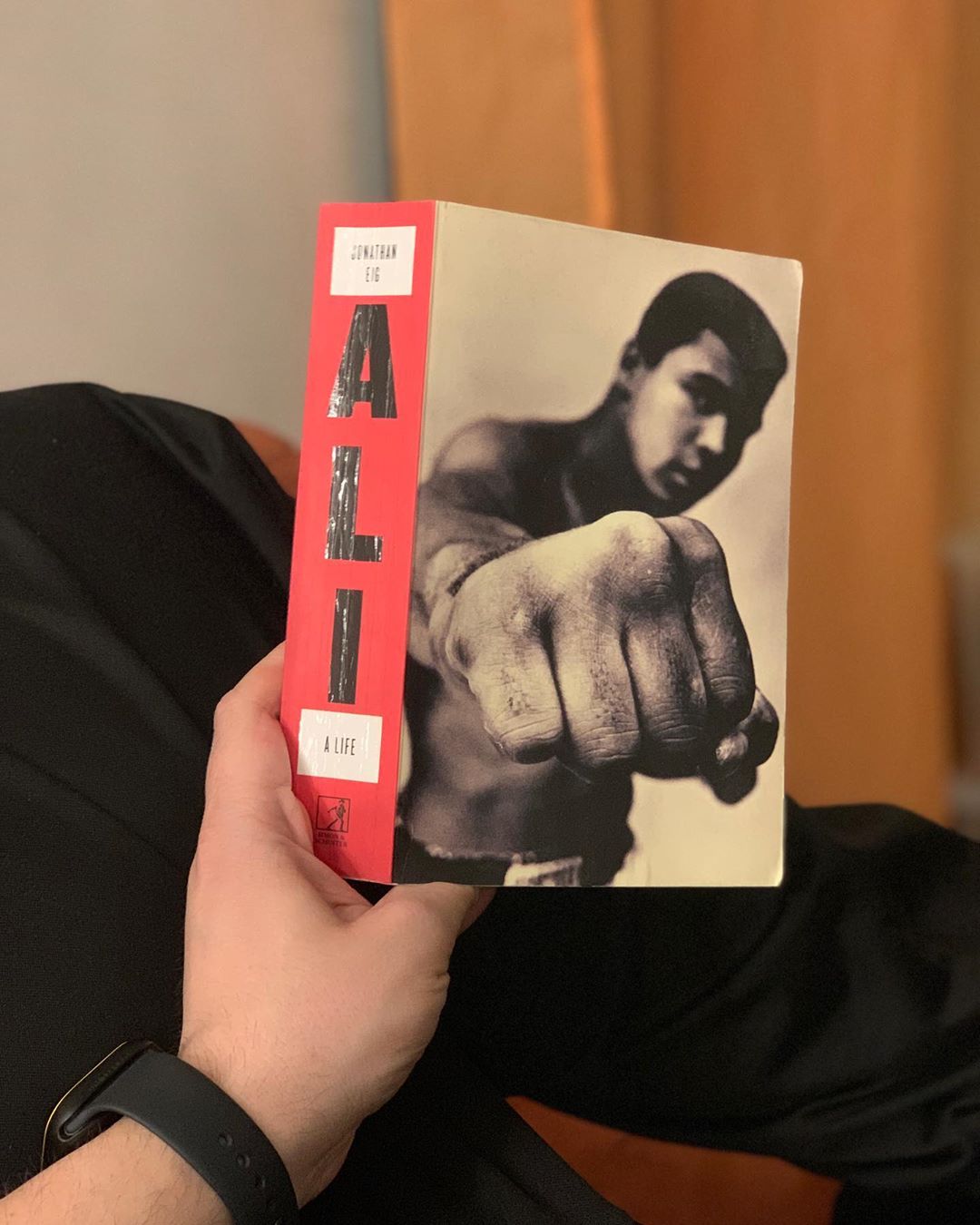 Lesen um den Kopf frei zu bekommen. Klingt eigentlich komisch, hilft mir aber immer wieder. Gerade dieses Buch ist einfach ganz anders. Nichts technis