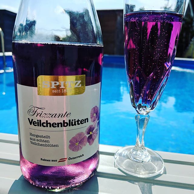 Auf ein sonniges Wochenende! Und noch viele weitere! #sonntag #sunday #sundaymood #pool #sunny #spitz #spitzveilchensekt #qualitytime #familytime