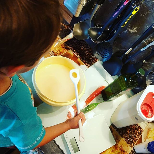 Der kleine #pizza Koch am Werk #foodblogger #austria #hunger #schwechat #kids #cooking