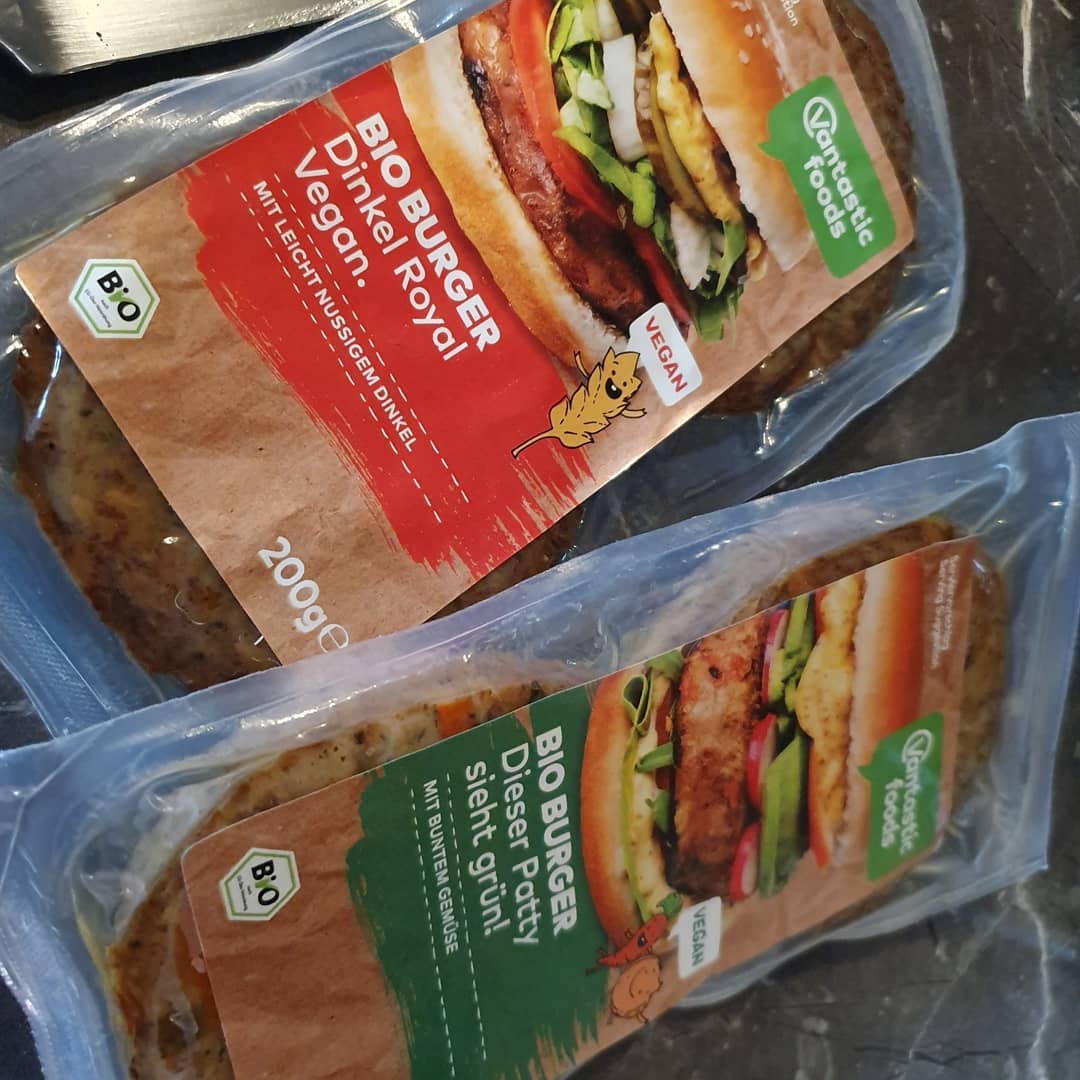 Und weil das Essen so gut schmeckt . Hab Mal wieder #veggie Burger probiert. Ganz vegan waren sie aber nicht weil ich einfach nicht auf den Käse verz