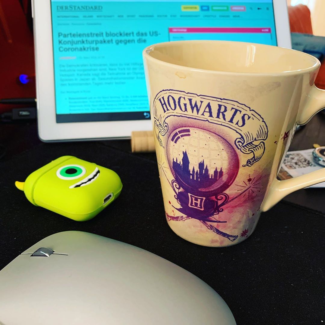 Meine täglichen Homeoffice Begleiter neben meinen Surface Book + 27“ Schirm #stayhome #stayathome #covid_19 woche2 im Homeoffice und ich rede schon
