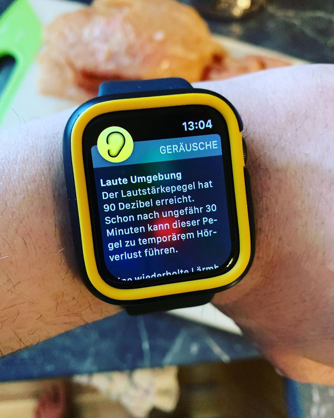 Schnitzelklopfen geht halt nicht leise 🤷🏻‍♂️😂 #sonntag #mittagessen #stayhome #schnitzel