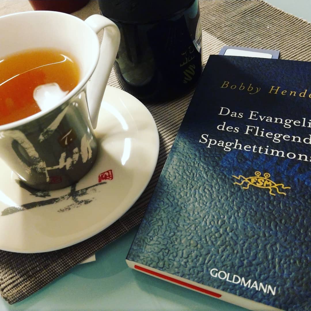 Erster Arbeitstag nach einer Woche Krankenstand. Zurück zum gewohnten Ablauf #teateam #breakfast #readingbooks #reading #flyingspaghettimonster #fliegendesspaghettimonster #fsm #htc #htcu11 #htcsocialbuddy