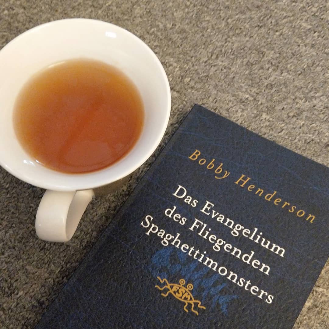 Neue Woche, Altes Buch. #fliegendesspaghettimonster #flyingspaghettimonster #morningtea #qualitytime