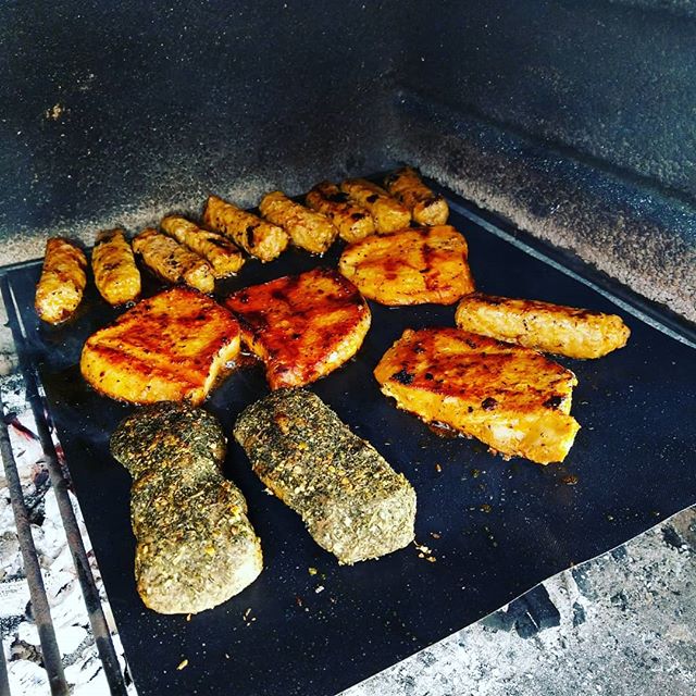 Ich hab das Fleisch auf die Matte gelegt.. Aja und das vorne ist Vegan! #bbq #grillen #radatz #austria #niederösterreich #foodblogger #foodporn #food #hunger #veggie