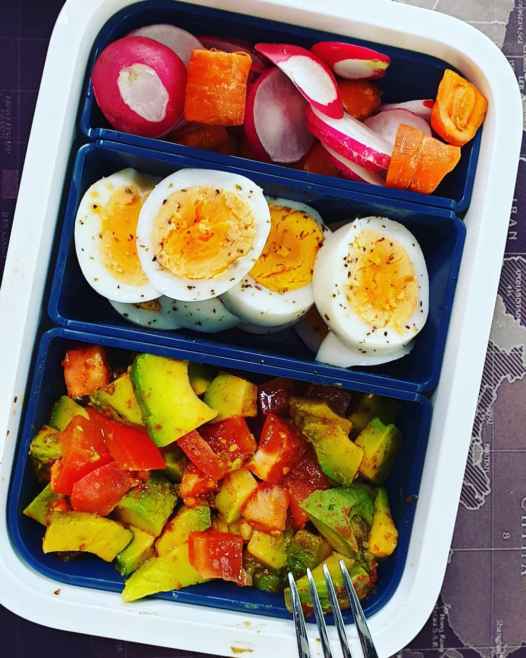 Wieder selfmade #lunch #avocado #tomatos #eggs #radischen #eier #chili #karotten #mittagessen #foodblogger #austrianinstagram #austrianblogger ????️?