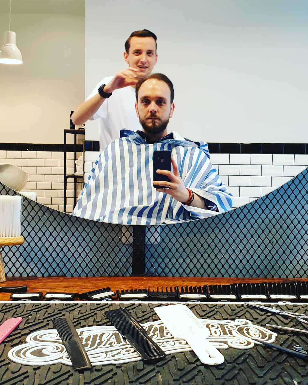 Wiedermal die Haare und den Bart in Form bringen lassen von meinem lieblings #barbier Martin vom @brothersbarbershopvienna #barbier #ichhabdiehaareschön #bart #bartstyle