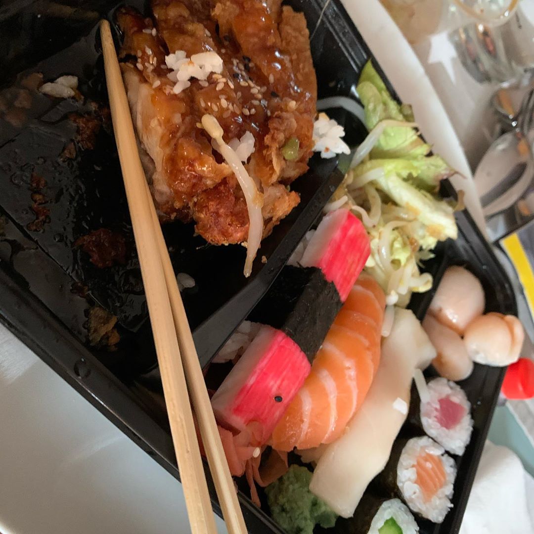 Heute mal a bissl #foodporn .. nicht schön präsentiert aber Geschmacklich 1A. Echt immer wieder gut #asiafood #sushi #sushitime #bentobox